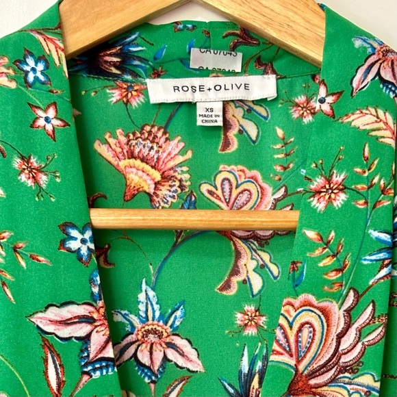 Rose & Olive| Vibrant Green Floral V-Neck Sleeveless Lightweight Blouse Sz XS - Picture 2 of 4